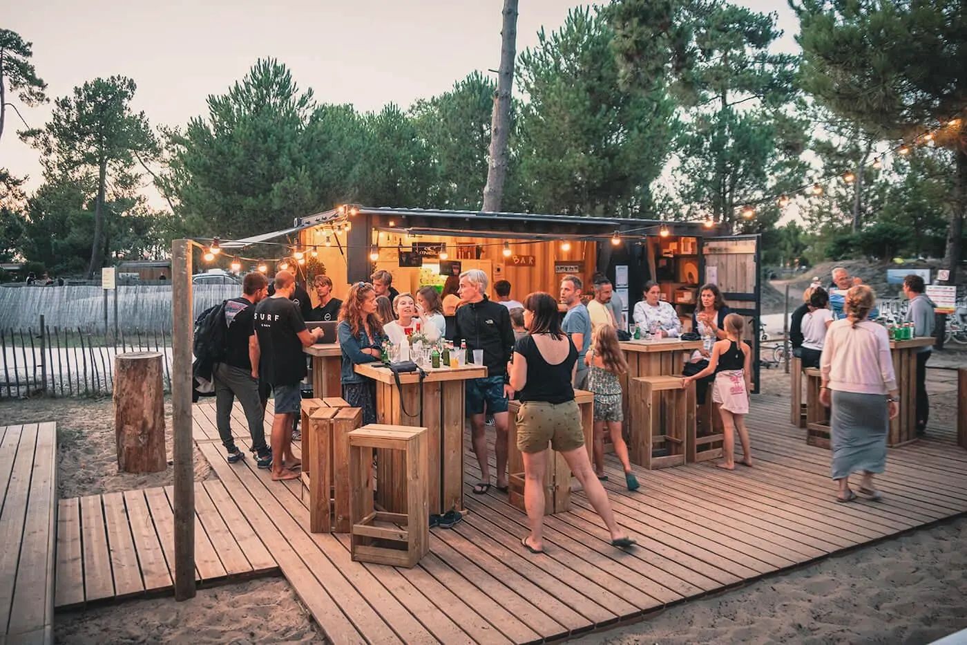 Vrolijk gekeuvel aan de beachbar